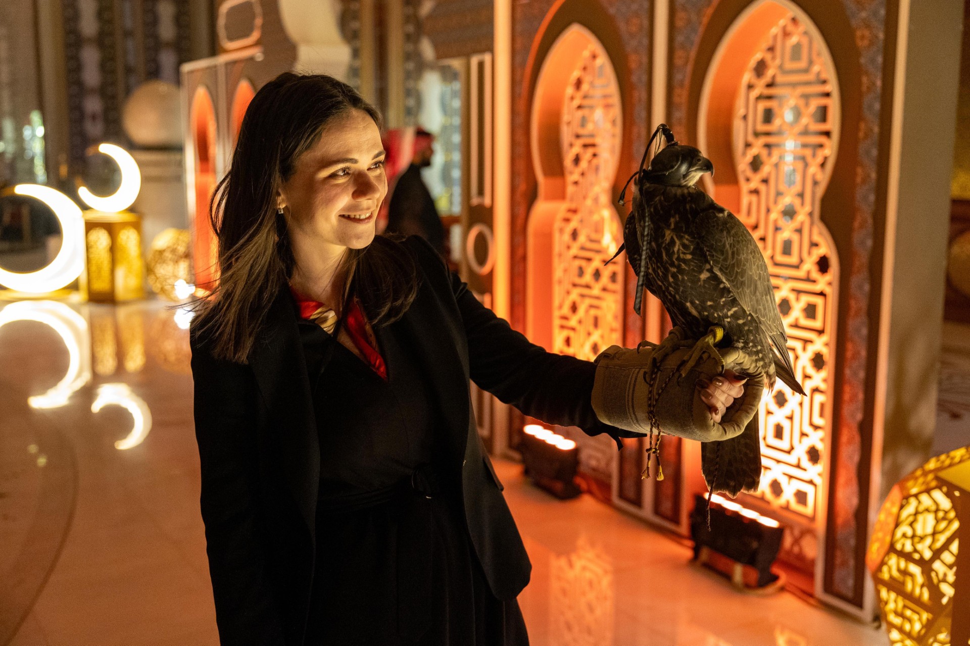 Sokoliarka T. Hegerová z SPU sa starala o sokola, ktorý bol darom princovi zo Saudskej Arábie